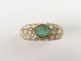 Vente aux enchères Bague moderne monture or jaune, sertie en son centre d'une émeraude et