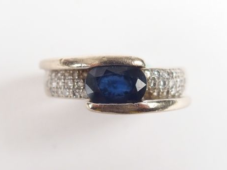 Bague moderne monture or blanc, ornée en son centre d'un saphir taille