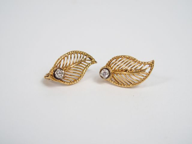 Paire de perce-oreilles en forme de feuille ajourée et ornée d'un diam