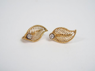 Vente aux enchères Paire de perce-oreilles en forme de feuille ajourée et ornée d'un diam