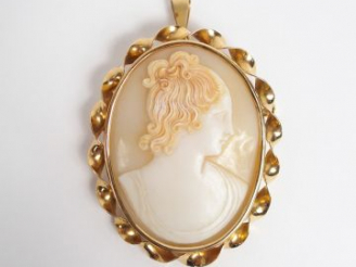 Vente aux enchères Broche camée coquille "Profil de jeune femme" monture or jaune. Transf