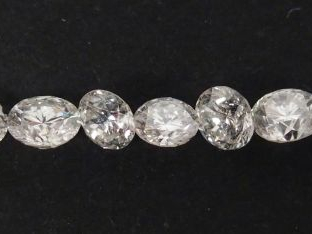 Vente aux enchères 7 diamants taille moderne sur papier:- 0,14ct environ, - 2 x 0,16ct en