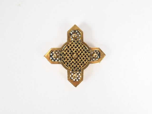 Pendentif en plaqué or en forme de croix.