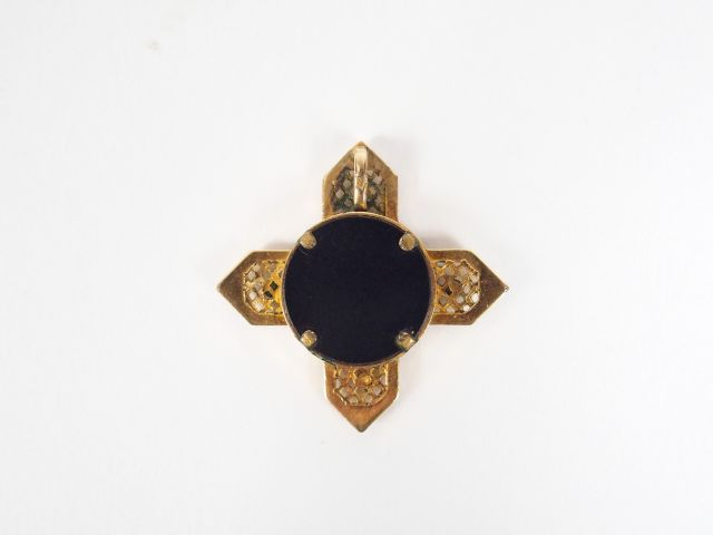 Pendentif en plaqué or en forme de croix.