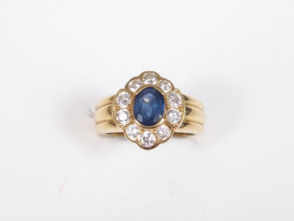 Vente aux enchères Bague marguerite monture or jaune, ornée en son centre d'un saphir de 