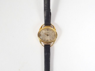 Vente aux enchères JAEGER LECOULTRE. Montre de dame, boitier ovale en or jaune, fin brace