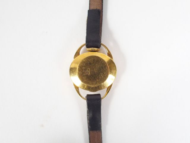 JAEGER LECOULTRE. Montre de dame, boitier ovale en or jaune, fin brace