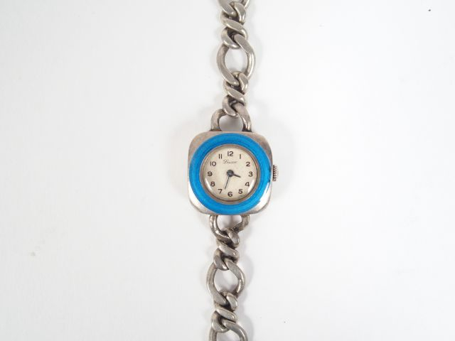 LUXE. Montre de dame en argent, boitier carré bords arrondis soulignés