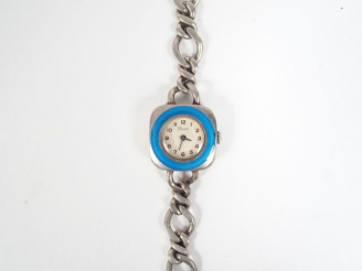 Vente aux enchères LUXE. Montre de dame en argent, boitier carré bords arrondis soulignés