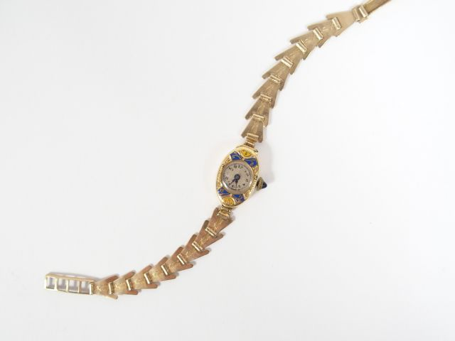 Montre de dame en plaqué or, boitier ovale rehaussé de d'émail bleue e