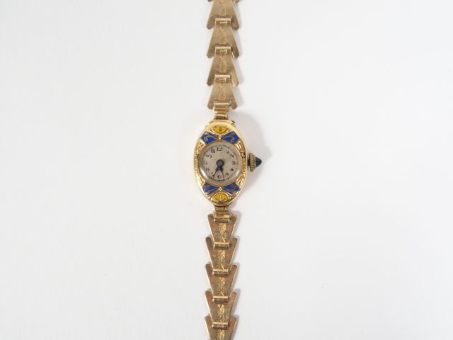 Montre de dame en plaqué or, boitier ovale rehaussé de d'émail bleue e