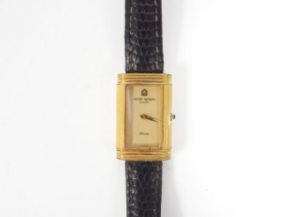 Vente aux enchères Michel HERBELIN. Montre d'homme, boitier tonneau en métal doré et émai