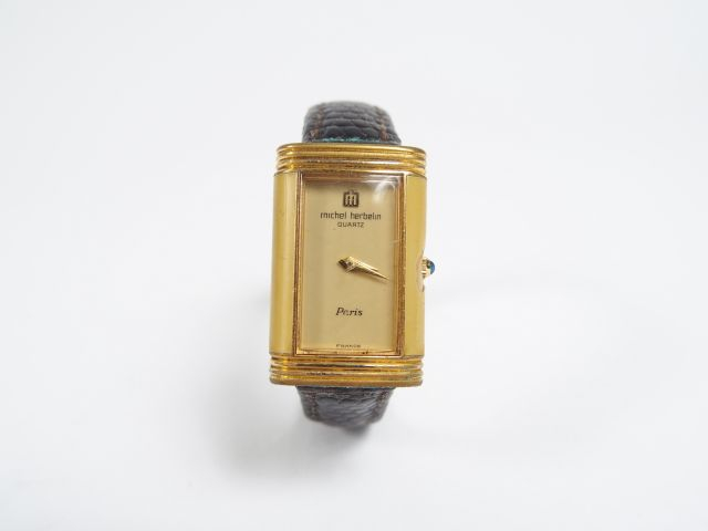 Michel HERBELIN. Montre d'homme, boitier tonneau en métal doré et émai