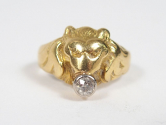 Vente aux enchères Bague chevalière en or, décor de tête de lion sertie d’un diamant tail