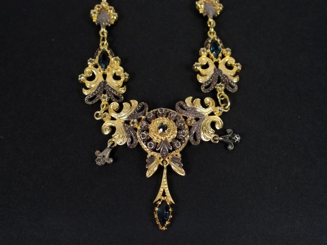 Collier draperie de style Napoléon III en métal doré et pierres fantai