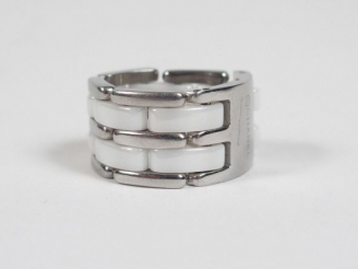 Vente aux enchères CHANEL, modèle Ultra. Bague souple grand modèle, en céramique blanc et