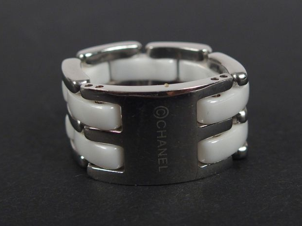 CHANEL, modèle Ultra. Bague souple grand modèle, en céramique blanc et