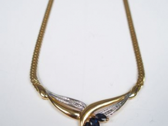 Vente aux enchères Collier or jaune, maille plate et pendentif orné de 3 saphirs taille p