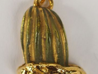 Vente aux enchères DAUM France. Pendentif "Cactus" en pâte de verre et plaqué or.