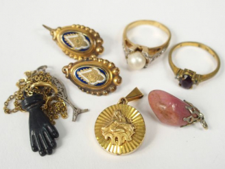 Vente aux enchères Ensemble de bijoux fantaisie comprenant 4 pendentifs, une chaine, 2 ba