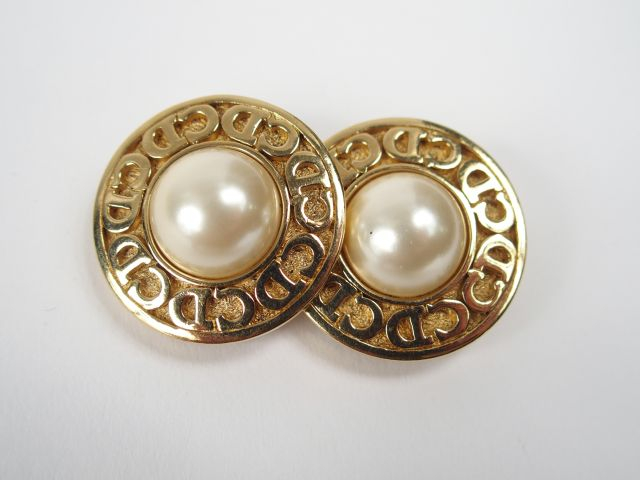 CHRISTIAN DIOR. Paire de clips d'oreille en métal doré et perles fanta
