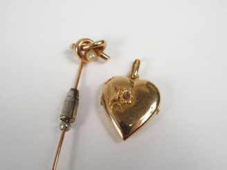 Vente aux enchères Pendentif en plaqué or en forme de cœur et épingle à cravate en plaqué