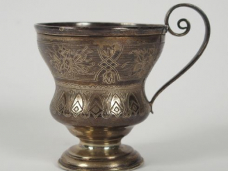 Vente aux enchères Tasse en argent russe, à décor gravé. Poids : 80 gr