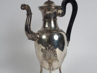 Vente aux enchères Grande verseuse de style Empire en argent, poinçon Vieillard, à décor 