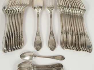 Vente aux enchères Partie de ménagère de style rocaille en argent, poinçon Minerve. Compr