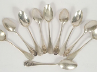 Vente aux enchères Suite de 10 cuillères à dessert de style Louis XVI en argent, poinçon 