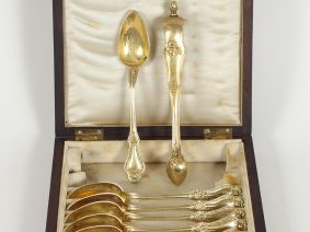 Dans un coffret en bois, suite de 12 cuillères à dessert Napoléon III 