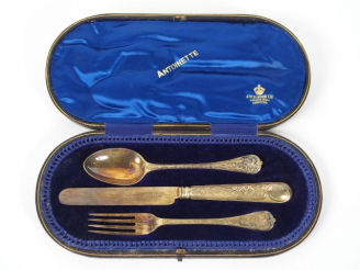 Vente aux enchères Couvert d'enfant en argent anglais, modèle à fleurons. Comprenant : un