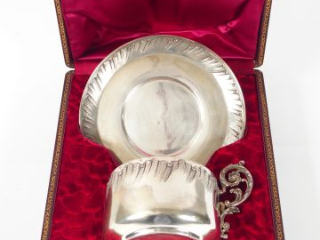 Tasse et sa sous-tasse de style rocaille en argent, poinçon Minerve. M