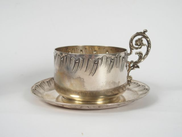 Tasse et sa sous-tasse de style rocaille en argent, poinçon Minerve. M