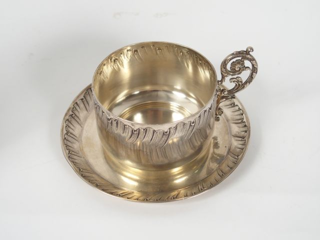 Tasse et sa sous-tasse de style rocaille en argent, poinçon Minerve. M