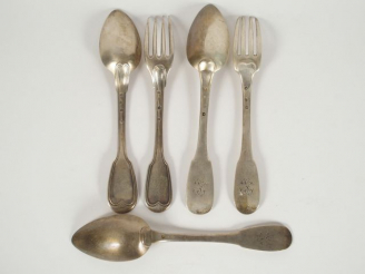 Vente aux enchères Lot comprenant :  - un grand couvert en argent, poinçon Vieillard, arm