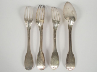 Vente aux enchères 3 fourchettes en argent, poinçon au premier coq, modèle à filet. On y 