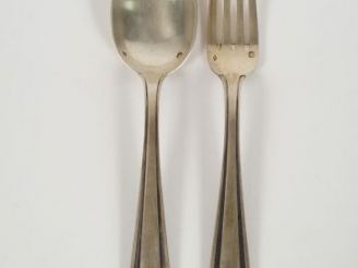 Vente aux enchères Couvert d'enfant de style Art Déco en argent, poinçon Minerve. M.O : B