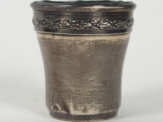 Vente aux enchères Timbale en argent, poinçon Minerve, à décor d'une frise de feuilles de