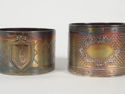 Deux différents ronds de serviette en argent, poinçon Minerve. Poids :