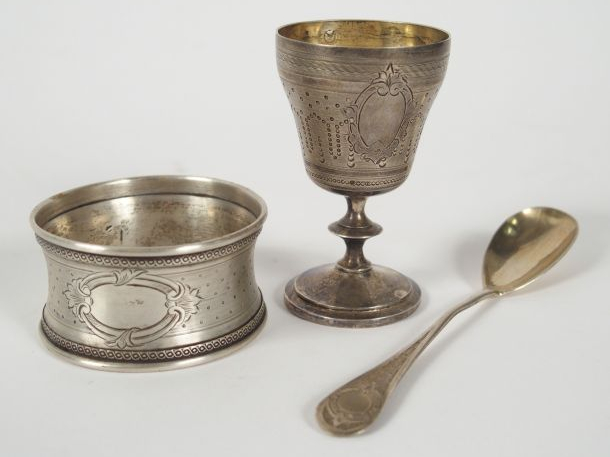 Coquetier et une cuillère de style Louis XVI en argent et vermeil, poi