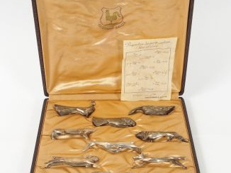 Vente aux enchères GALLIA. Suite de 12 porte-couteaux d'après Benjamin Rabier en métal ar