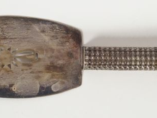 Pelle à tarte en métal argenté, manche à décor ajouré de petites perle