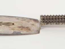 Pelle à tarte en métal argenté, manche à décor ajouré de petites perle