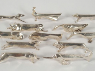 Vente aux enchères GALLIA. Suite de 12 porte-couteaux  en métal argenté d'après Benjamin 