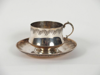 Vente aux enchères Tasse et sa sous-tasse Napoléon III de style rocaille en argent, poinç