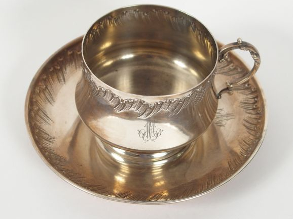 Tasse et sa sous-tasse Napoléon III de style rocaille en argent, poinç