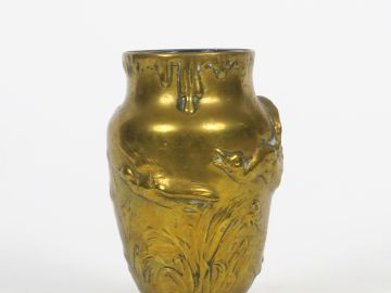 A. VIBERT. Vase Art Nouveau en bronze à décor en relief de canards et 