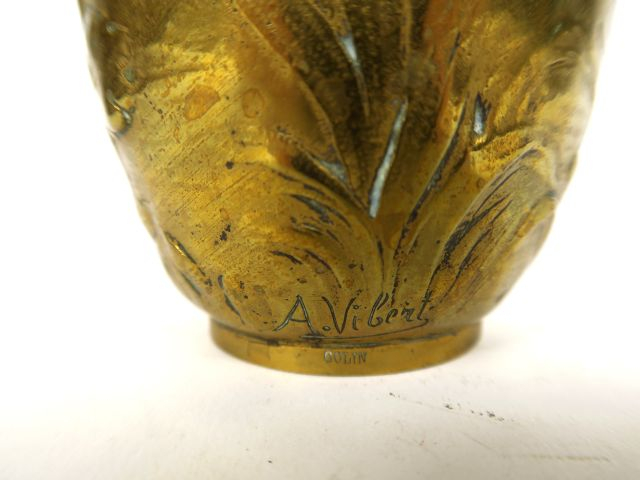 A. VIBERT. Vase Art Nouveau en bronze à décor en relief de canards et 