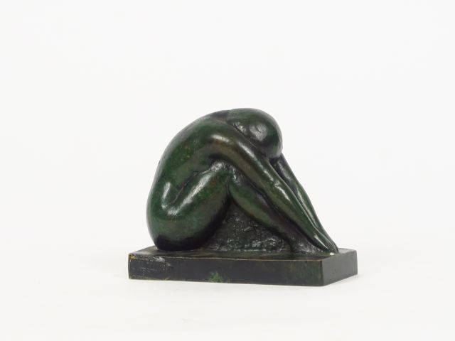 Sculpture Art déco en bronze à patine verte "Jeune garçonne accroupie"